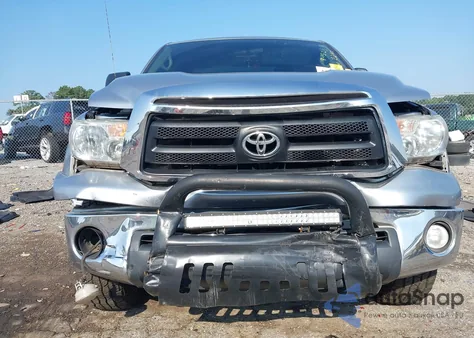 2011 Toyota Tundra Grade 5.7L V8 z USA, uszkodzony, nr VIN 5TFUW5F11BX172240